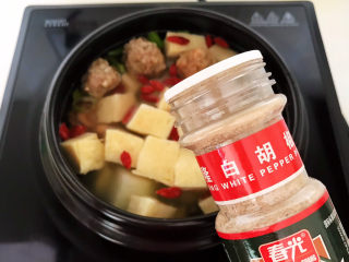 18、豆腐丸子汤,加入白胡椒粉调味