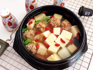 20、豆腐丸子汤,豆腐丸子汤口感鲜美，风味独特，丸子Q弹，冻豆腐吸足了汤汁的味道，咬一口鲜美无比~