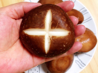 12、香菇焖鸡,在香菇上切出十字花痕。