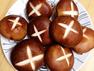 13、香菇焖鸡,逐一切好待用。