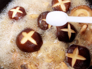 14、香菇焖鸡,鸡肉炖好，加入香菇，再放入盐，继续炖煮。