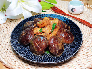 17、香菇焖鸡,一盘咸香的香菇焖鸡上桌了。