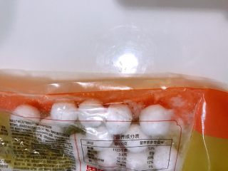 1、这样煮汤圆，99%的人都爱吃（一）,速冻汤圆下锅前先在室温放置30分钟，然后检查下是否有冻裂的，因为低温状态下糯米没有黏性，如果遇到热水或者碰撞容易裂开。