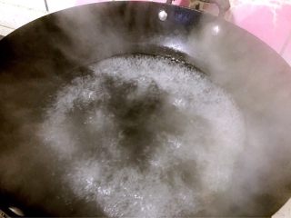 4、这样煮汤圆，99%的人都爱吃（一）,水用大火烧开。