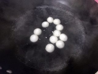 5、这样煮汤圆，99%的人都爱吃（一）,汤圆下锅，并用勺背慢慢推动，使汤圆旋转滚动不粘锅。