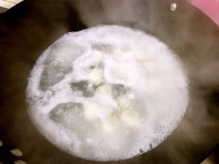 6、这样煮汤圆，99%的人都爱吃（一）,当汤圆浮起，迅速改文火煮。水开后适当点些凉水，使锅中的汤保持“似滚非滚”的状态，点二次凉水后，加入醪糟煮一会儿即熟。