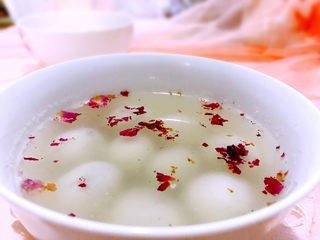 10、这样煮汤圆，99%的人都爱吃（一）,消化不良和患胃溃疡的人，可以少吃一点，吃的时候要细细地嚼，以免胃里不舒服。