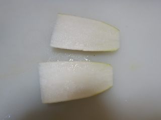 1、韩式萝卜鸡,白萝卜洗净，对半切开