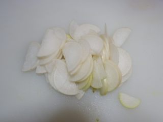 2、韩式萝卜鸡,在切成半圆片