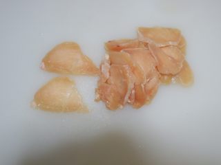 3、韩式萝卜鸡,鸡胸肉洗净，切成薄片。