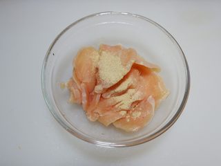 4、韩式萝卜鸡,加入料酒，盐，白胡椒粉