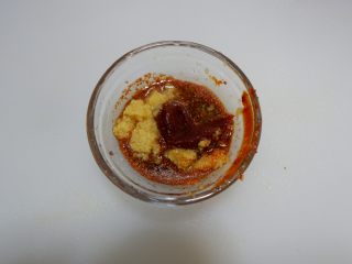 6、韩式萝卜鸡,将韩国辣椒，辣椒粉，白糖，生抽，蒜末，放入容器中。