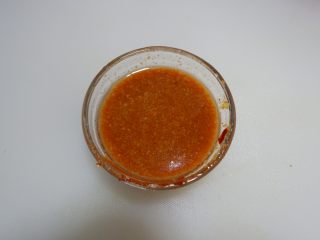 7、韩式萝卜鸡,加入清水调成酱汁。