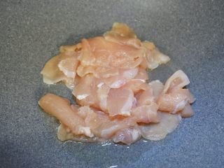 8、韩式萝卜鸡,起锅热油，加入腌制好的鸡胸肉