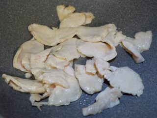 9、韩式萝卜鸡,滑炒至发白断生。