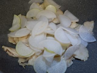 10、韩式萝卜鸡,加入白萝卜迅速翻炒几下。