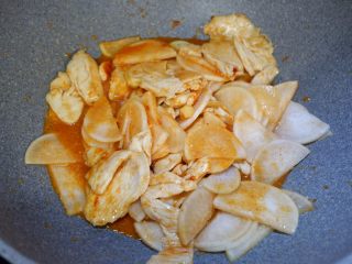 11、韩式萝卜鸡,倒入酱汁。