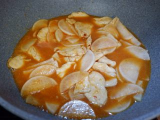 12、韩式萝卜鸡,在根据食材加入少量清水煮开。