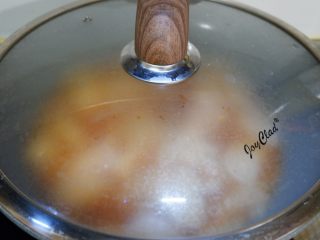 13、韩式萝卜鸡,加盖，转小火将所有食材煮熟。