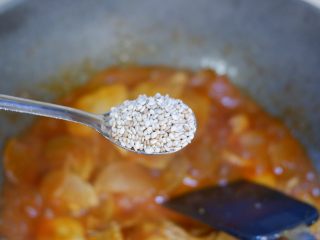 16、韩式萝卜鸡,待汤汁浓稠，撒上白芝麻炒匀