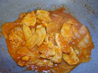 17、韩式萝卜鸡,翻炒均匀，装盘后撒少许香葱碎即可~