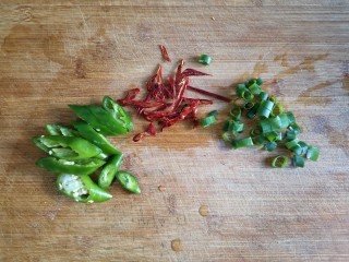 3、十味 双椒爆双耳,葱切葱花，干辣椒切丝，青椒斜刀切段备用。