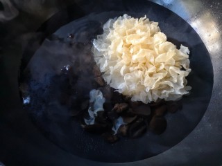 4、十味 双椒爆双耳,锅中适量水煮开，放入泡发的木耳和银耳焯2-3分钟。