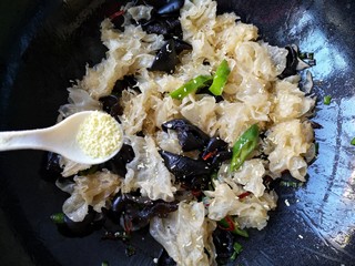 11、十味 双椒爆双耳,加入适量的盐和鸡精。