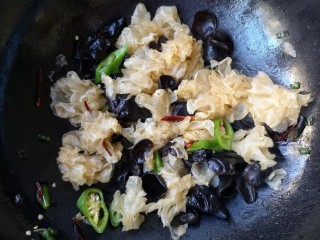 12、十味 双椒爆双耳,大火翻炒均匀即可。