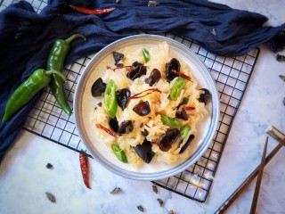 13、十味 双椒爆双耳,出锅装盘。