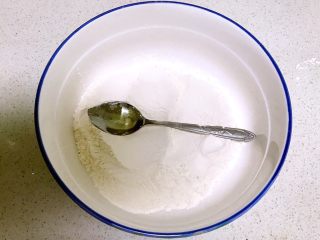 4、红肠披萨,面粉中加入大豆色拉油，与面粉搅拌均匀