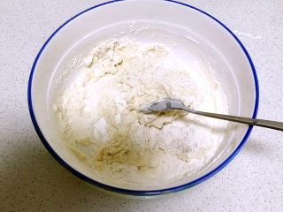 5、红肠披萨,在面粉中加入牛奶酵母液和面