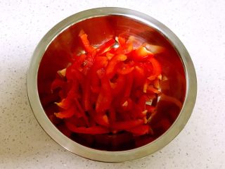 7、红肠披萨,甜椒切成丝