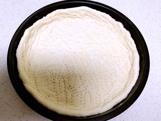 13、红肠披萨,用叉子在饼坯上扎上小孔，用于排气