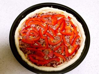 17、红肠披萨,铺上一层甜椒丝