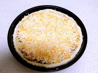 19、红肠披萨,最后撒上厚厚的一层芝士碎，盖住食材