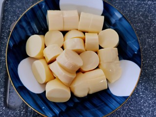 2、虾仁日本豆腐,豆腐切小节