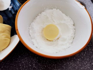 3、虾仁日本豆腐,在淀粉里滚一圈