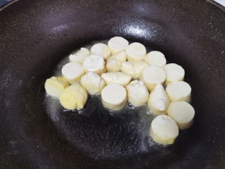 5、虾仁日本豆腐,起锅烧油,锅一定要热,要不然容易粘锅