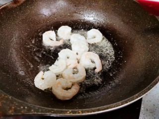 9、虾仁日本豆腐,翻炒变色