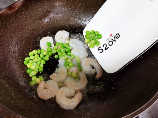 10、虾仁日本豆腐,倒入豌豆