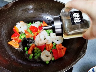 12、虾仁日本豆腐,加入料酒