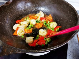 17、虾仁日本豆腐,快速翻炒均匀