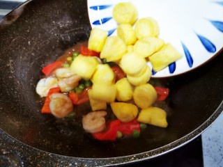 18、虾仁日本豆腐,倒入煎好的豆腐