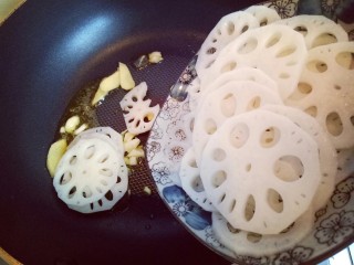 13、#时令蔬菜#荷塘月色小炒,倒入焯过水的藕片。