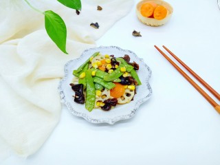 21、#时令蔬菜#荷塘月色小炒,装入盘中，可以享用。