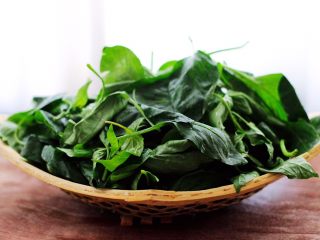 1、辣椒叶酱肉包,这是新鲜的辣椒叶。