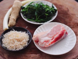 3、辣椒叶酱肉包,所有的食材备齐后。