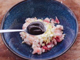 5、辣椒叶酱肉包,把切碎的猪肉和葱姜放入碗里,先加入面酱。