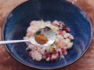 6、辣椒叶酱肉包,再加入花椒粉增加口感。